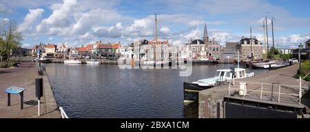 0: Foto widescreen con paesaggio urbano del porto di Lemmer a Friesland, Paesi Bassi, con yacht da diporto e barche a vela e cancello a serratura sulla destra Foto Stock