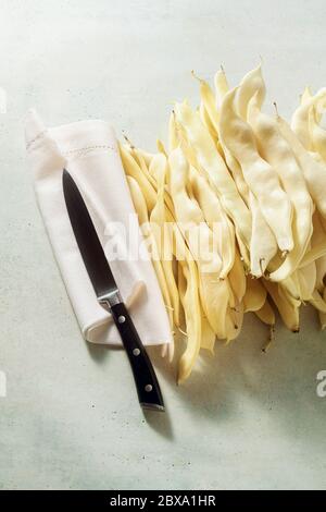 fagioli di cera giallo piatti italiani che sono anche chiamati meraviglie di venezia sul tavolo e coltello Foto Stock