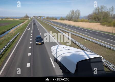 La telecamera TVCC di sicurezza o il sistema di sorveglianza osservano il traffico veicolare su strada. L'auto si muove in autostrada Foto Stock