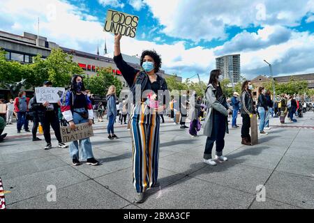 Eindhoven, Paesi Bassi. 06 giugno 2020. EINDHOVEN, 06-06-2020, Stadhuisplein Eindhoven, Black vive la protesta della materia a Eindhoven. Si protestano contro il razzismo istituzionale negli Stati Uniti e nell'Unione europea. Credit: Pro Shots/Alamy Live News Foto Stock