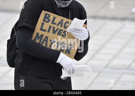Un dimostrante che ha consegnato maschere facciali ad altri manifestanti durante una dimostrazione di Black Lives Matter nel Regno Unito nel 2020 durante il blocco del Covid Foto Stock