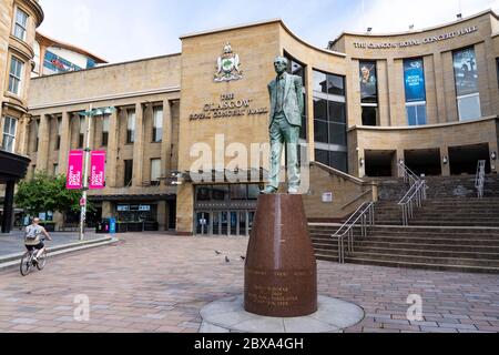 Glasgow, Scozia, Regno Unito. 6 giugno 2020. Normalmente trafficato quartiere dello shopping di Buchanan Street nel centro di Glasgow è quasi desertato il sabato a pranzo. Negozi e aziende rimangono chiusi e in molti casi si sono imbarcati. Iain Masterton/Alamy Live News Foto Stock