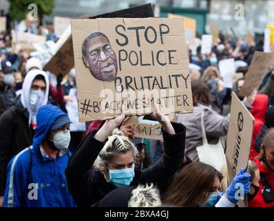 Londra, Regno Unito. 06 giugno 2020. La protesta delle vite nere in Piazza del Parlamento. I sostenitori della protesta 'Black Lives Matter' si riuniscono al Parlamento Sqaure, a Westminster, per dimostrare il loro sostegno al movimento dopo la morte di George Floyd a Minneapolis, USA. Credit: Tommy London/Alamy Live News Foto Stock