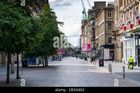 Glasgow, Scozia, Regno Unito. 6 giugno 2020. Normalmente trafficato quartiere dello shopping di Buchanan Street nel centro di Glasgow è quasi desertato il sabato a pranzo. Negozi e aziende rimangono chiusi e in molti casi si sono imbarcati. Iain Masterton/Alamy Live News Foto Stock