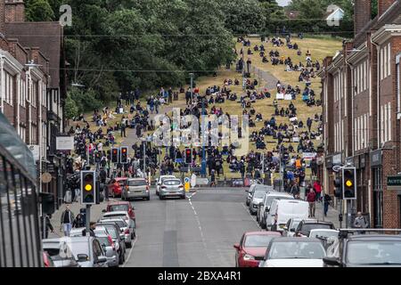 Manifestanti e dimostranti si riuniscono per BLM, Black Lives, protesta e rally a Hill in Hitchin, Hertfordshire, Regno Unito Foto Stock
