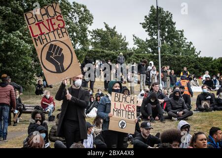Manifestanti e dimostranti si riuniscono per BLM, Black Lives, protesta e rally a Hill in Hitchin, Hertfordshire, Regno Unito Foto Stock