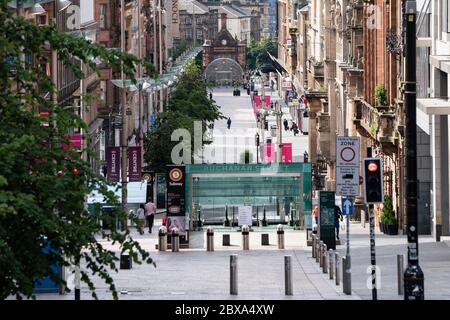 Glasgow, Scozia, Regno Unito. 6 giugno 2020. Normalmente trafficato quartiere dello shopping di Buchanan Street nel centro di Glasgow è quasi desertato il sabato a pranzo. Negozi e aziende rimangono chiusi e in molti casi si sono imbarcati. Iain Masterton/Alamy Live News Foto Stock