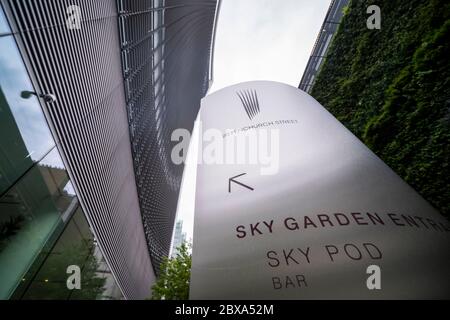 LONDRA - GIUGNO 2020: Ingresso allo Sky Garden, famoso bar e ristorante al 20 Fenchurch Street con vista panoramica di Londra. Foto Stock