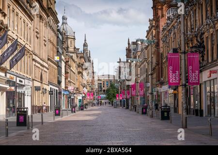 Glasgow, Scozia, Regno Unito. 6 giugno 2020. Normalmente trafficato quartiere dello shopping di Buchanan Street nel centro di Glasgow è quasi desertato il sabato a pranzo. Negozi e aziende rimangono chiusi e in molti casi si sono imbarcati. Iain Masterton/Alamy Live News Foto Stock