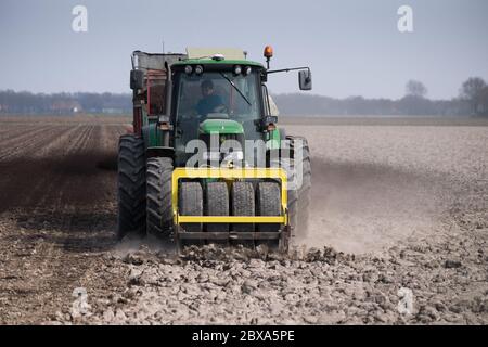 Trattore che sparge fertilizzanti in un campo nei Paesi Bassi Foto Stock