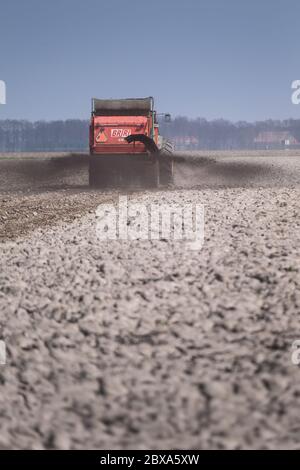 Trattore che sparge fertilizzanti in un campo nei Paesi Bassi Foto Stock