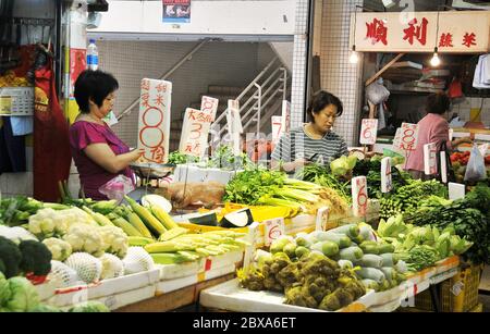 Fruttivendolo, mercato interno, isola di Hong Kong Foto Stock