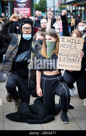 Manchester, Regno Unito. 06 giugno 2020. Migliaia di persone si sono trasformate in una dimostrazione Black Lives Matter presso i Piccadilly Gardens. Le proteste sono state viste in tutto il mondo dopo la morte di George Floyd, morto durante la custodia della polizia in America la scorsa settimana. Credit: Andy Barton/Alamy Live News Foto Stock