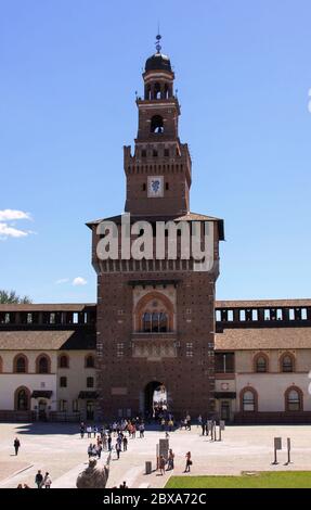 MILANO - 26 maggio 2013: Ingresso principale del Castello Sforzesco. Castello Sforzesco a Milano. Torre del Filarete, Milano, Italia Foto Stock