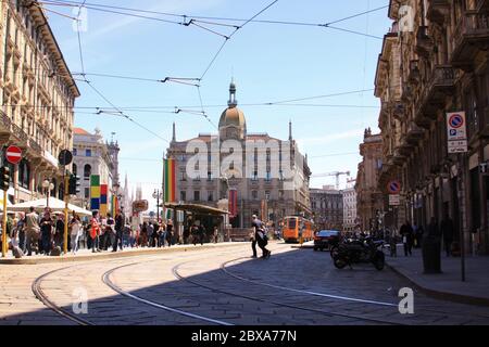 MILANO, ITALIA - 26 maggio 2013: Via Dante vista al giorno, Milano centro, Italia Foto Stock