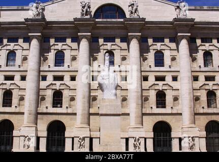 MILANO - 26 maggio 2013: Editoriale illustrativo - statua del dito medio a Milano, di fronte alla sede centrale della Borsa, a Piazz Foto Stock