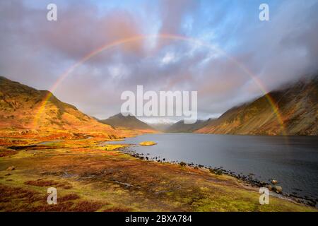 Arcobaleno pieno sopra la vista spettacolare del lago di Wastwater nel parco nazionale del distretto del lago, Regno Unito. Foto Stock