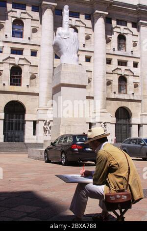 MILANO - 26 maggio 2013: Artista di strada pittura a dito medio a Milano, di fronte alla sede centrale della Borsa, in Piazza Foto Stock