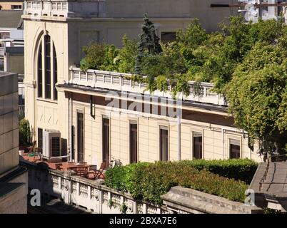 MILANO - 26 maggio 2013: Editoriale illustrativo - Terrazza edile con piante in giardino sospeso, centro di Milano, Lombardia, Italia Foto Stock