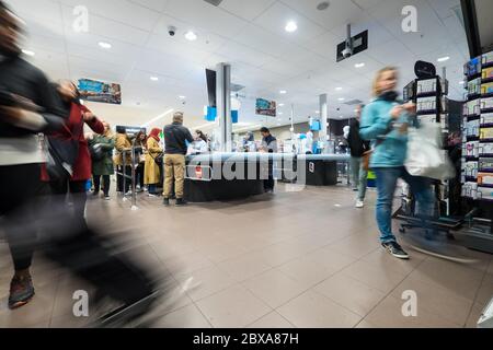 Interno di un supermercato vicino ai banchi di cassa con personale con foulard e clienti a Rotterdam, Paesi Bassi Foto Stock