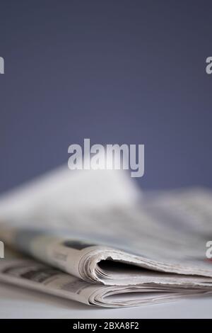 Giornale su un tavolo con una profondità di campo stretta. Spazio per il testo sopra il giornale Foto Stock