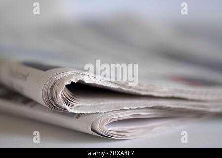 Giornale specchiato su un tavolo con una profondità di campo stretta Foto Stock