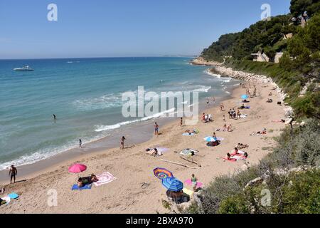 La gente si gode la spiaggia Roc de Sant Gaieta a Roda de Bèra, Tarragona, Spagna durante la seconda fase della fine del confinamento verso la nuova normalità 6 giugno 2020 Tarragona Spagna Tarragona entra lunedì 8 giugno nella terza fase della fine del confinamento a causa della crisi sanitaria del Covid 19. Questo fine settimana la gente è stata vista godendo le giornate di spiaggia nelle diverse città costiere di Tarragona Spagna Foto Stock