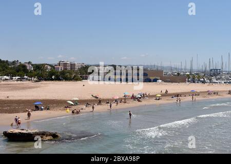 La gente si gode la spiaggia Roc de Sant Gaieta a Roda de Bèra, Tarragona, Spagna durante la seconda fase della fine del confinamento verso la nuova normalità 6 giugno 2020 Tarragona Spagna Tarragona entra lunedì 8 giugno nella terza fase della fine del confinamento a causa della crisi sanitaria del Covid 19. Questo fine settimana la gente è stata vista godendo le giornate di spiaggia nelle diverse città costiere di Tarragona Spagna Foto Stock