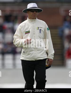 CHESTER LE STREET, INGHILTERRA - umpire Alex Wharf durante la partita di campionato della contea tra Durham e Yorkshire all'Emirates Riverside, Chester le Street, County Durham domenica 4 maggio 2014 (Credit: Mark Fletcher | MI News) Foto Stock