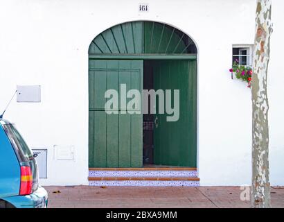 Doppie porte doppie con una cima ad arco conducono sulla strada Foto Stock