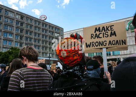 "Make razzismo torto di nuovo" segno di una protesta contro la questione Black Lives dopo la morte di George Floyd su Alexanderplatz Berlino, Germania. Foto Stock