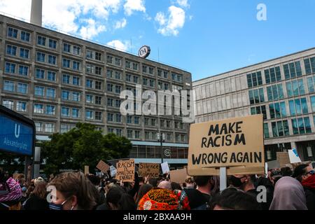 "Make razzismo torto di nuovo" segno di una protesta contro la questione Black Lives dopo la morte di George Floyd su Alexanderplatz Berlino, Germania. Foto Stock