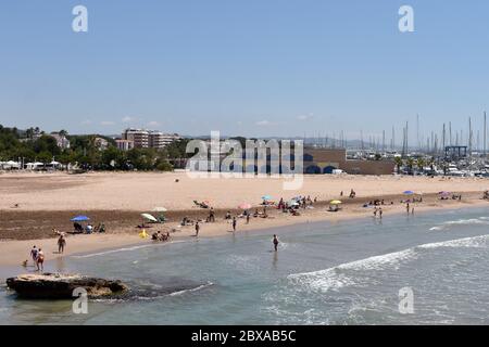 Vendrell, Tarragona, Spagna. 10 Apr 2020. La gente si gode la spiaggia Roc de Sant Gaieta a Roda de BÃ¨ra, Tarragona, Spagna durante la seconda fase della fine del confinamento verso la Nuova normalità.6 giugno 2020 Tarragona Spagna Tarragona entra lunedì 8 giugno nella terza fase della fine del confinamento a causa della crisi sanitaria del Covid 19. Questo fine settimana la gente è stata vista godendo le giornate di spiaggia nelle diverse città costiere di Tarragona Spagna Credit: Ramon Costa/SOPA Images/ZUMA Wire/Alamy Live News Foto Stock