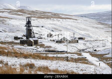 Vista invernale della miniera di fluorite di Groverake (ora disutilizzata) nella zona innevata di North Pennines della contea di Durham, Inghilterra Foto Stock