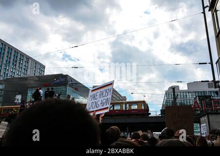"Make razzismo torto di nuovo" segno di una protesta contro la questione Black Lives dopo la morte di George Floyd su Alexanderplatz Berlino, Germania. Foto Stock