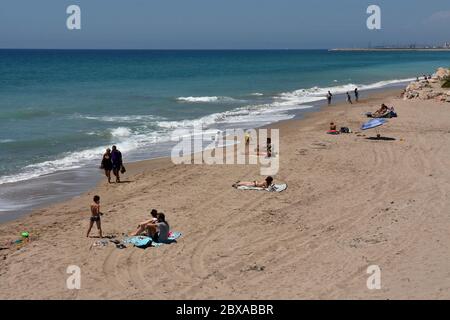 Vendrell, Tarragona, Spagna. 10 Apr 2020. La gente gode la spiaggia di El Francas a Vendrell Tarragona Spagna durante la fase due della fine del confinamento verso la nuova normalità.6 giugno 2020 Tarragona Spagna .Tarragona entra lunedì 8 giugno nella fase tre della fine del confinamento a causa della crisi sanitaria del Covid 19. Questo fine settimana la gente è stata vista godendo le giornate di spiaggia nelle diverse città costiere di Tarragona Spagna Credit: Ramon Costa/SOPA Images/ZUMA Wire/Alamy Live News Foto Stock