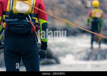 river rescuer in azione con attrezzature Foto Stock