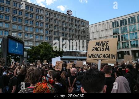 "Make razzismo torto di nuovo" segno di una protesta contro la questione Black Lives dopo la morte di George Floyd su Alexanderplatz Berlino, Germania. Foto Stock