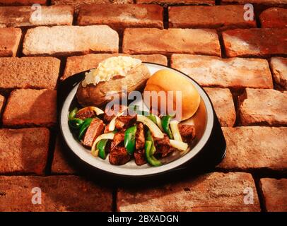 Cipolle e bistecca a fette di peperoni Foto Stock