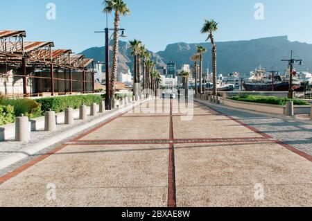 CITTÀ DEL CAPO - GENNAIO 24: Il Victoria e Alfred Waterfront District è un'area commerciale e residenziale turistica situata nella Table Bay Harbouon 24 janua Foto Stock