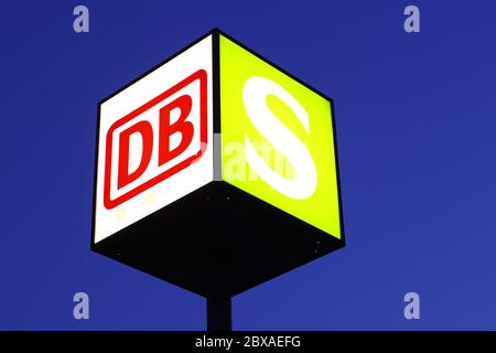 Berlino, Germania - 26 aprile 2020: Segnale Deutsche Bahn e S-Bahn Foto Stock