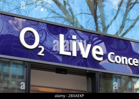 Berlino, Germania - 02 febbraio 2020: O2 Live Concept Store. O2 è una società europea di telecomunicazioni, specializzata nella telefonia mobile di proprietà di Tele Foto Stock