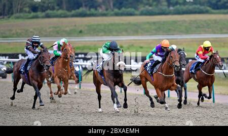 Lady Bowthorpe guidato da Thomas Greatrex (cappello arancione) sulla loro strada per vincere il tuo Hunch heed a Betway handicap presso l'ippodromo di Lingfield. Foto Stock