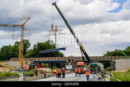 Amburgo, Germania. 06 giugno 2020. I tecnici sollevano una trave prefabbricata per un ponte sopra l'A1. L'autostrada completamente chiusa (Lübeck-Brema) sarà impassabile in entrambe le direzioni tra lo svincolo di Moorfleet e Billstedt fino alle 5.00 dell'8 giugno 2020. Gli ingorghi del traffico sono attesi a causa dell'allentamento della corona nel turismo. Credit: Axel Heimken/dpa/Alamy Live News Foto Stock