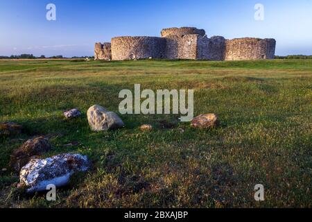 Sole ambientazione sulle rovine del Castello di Camber vicino a Rye nel Sussex Est Inghilterra sud-orientale Foto Stock