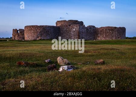 Sole ambientazione sulle rovine del Castello di Camber vicino a Rye nel Sussex Est Inghilterra sud-orientale Foto Stock