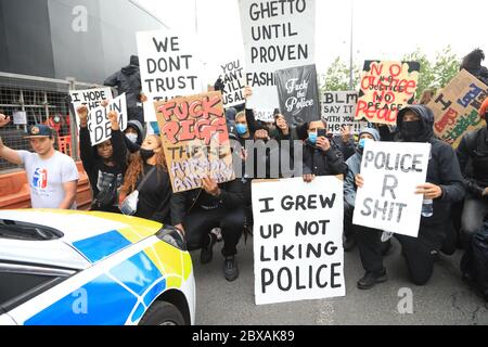 Central London, London, UK, 6 giugno 2020: Migliaia di giovani scesi per le strade del centro di Londra in una protesta pacifica, decisa e vocale, appassionata, in omaggio e solidarietà con l'assassinio di George Floyd. Credit Natasha Quarmby/ALAMY Live News Foto Stock