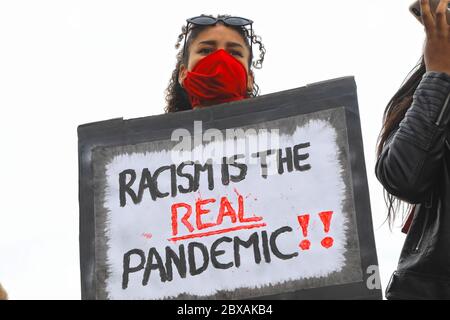 Central London, London, UK, 6 giugno 2020: Migliaia di giovani scesi per le strade del centro di Londra in una protesta pacifica, decisa e vocale, appassionata, in omaggio e solidarietà con l'assassinio di George Floyd. Credit Natasha Quarmby/ALAMY Live News Foto Stock