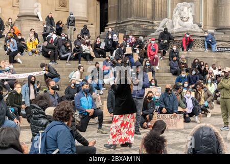 Sabato 6 giugno 2020, Leeds, West Yorkshire, Inghilterra. Centinaia di persone si riuniscono fuori dal municipio della città per protestare contro il razzismo e la violenza nei confronti di persone ZOPPICANTI, dopo la morte di George Floyd negli Stati Uniti. ©Ian Wray/Alamy Foto Stock