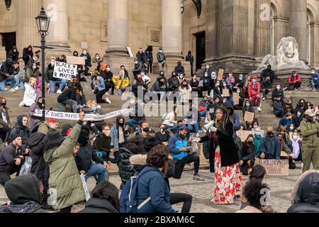 Sabato 6 giugno 2020, Leeds, West Yorkshire, Inghilterra. Centinaia di persone si riuniscono fuori dal municipio della città per protestare contro il razzismo e la violenza nei confronti di persone ZOPPICANTI, dopo la morte di George Floyd negli Stati Uniti. ©Ian Wray/Alamy Foto Stock